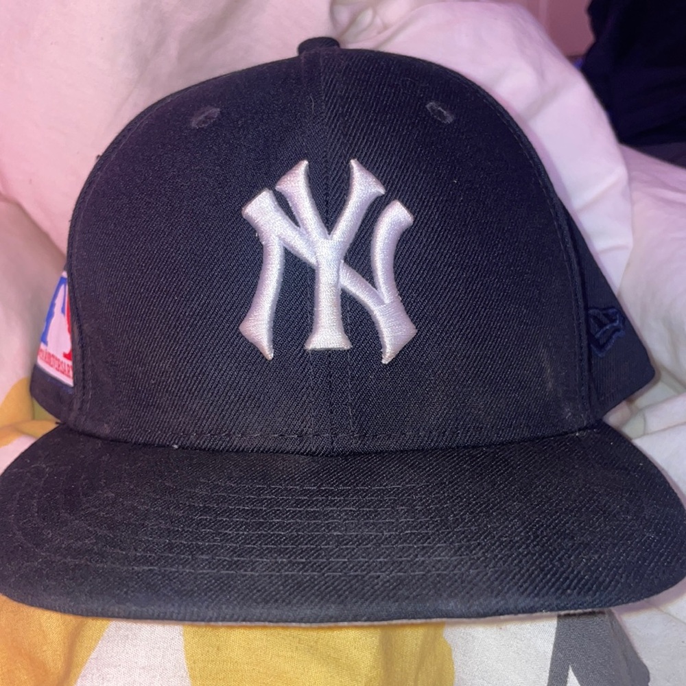 fitted yankees hat